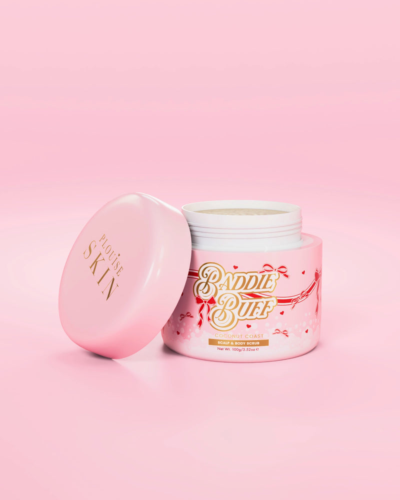 Vaaleanpunainen P.Louise amme Baddie Buff Scalp and Body Sugar Scrub Coconut Coastissa kansi pois päältä