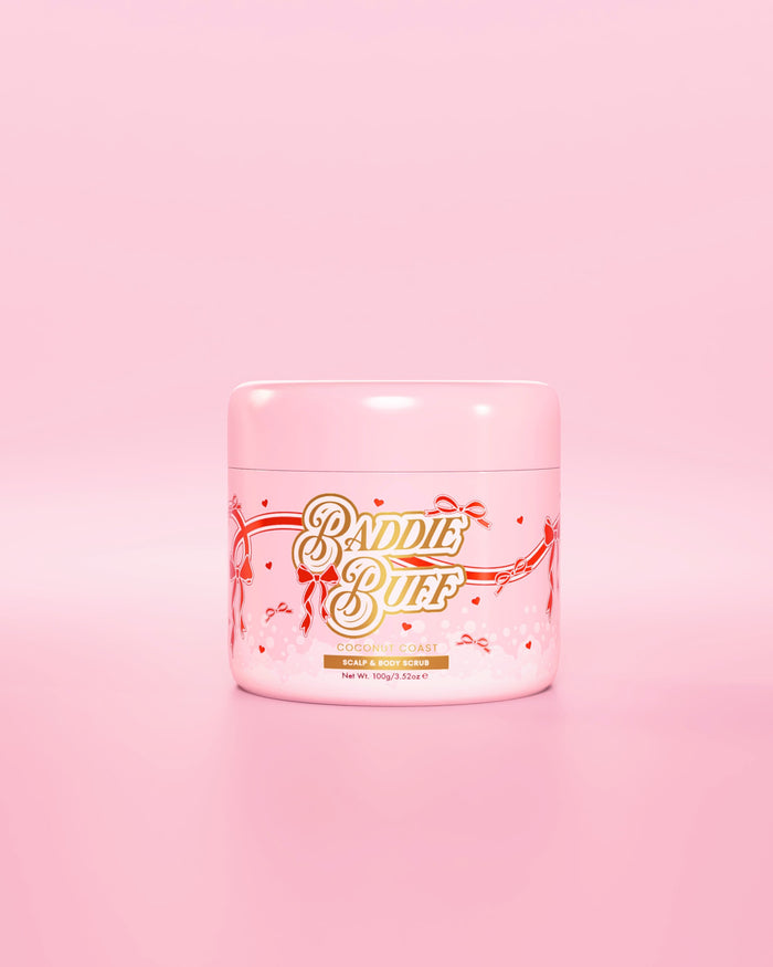 Vaaleanpunainen P.Louise amme tai Baddie Buff Scalp and Body Sugar Scrub Coconut Coastissa