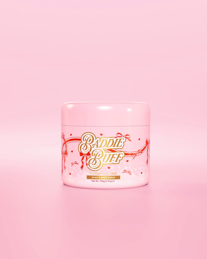 Vaaleanpunainen P.Louise amme tai Baddie Buff Scalp and Body Sugar Scrub Coconut Coastissa