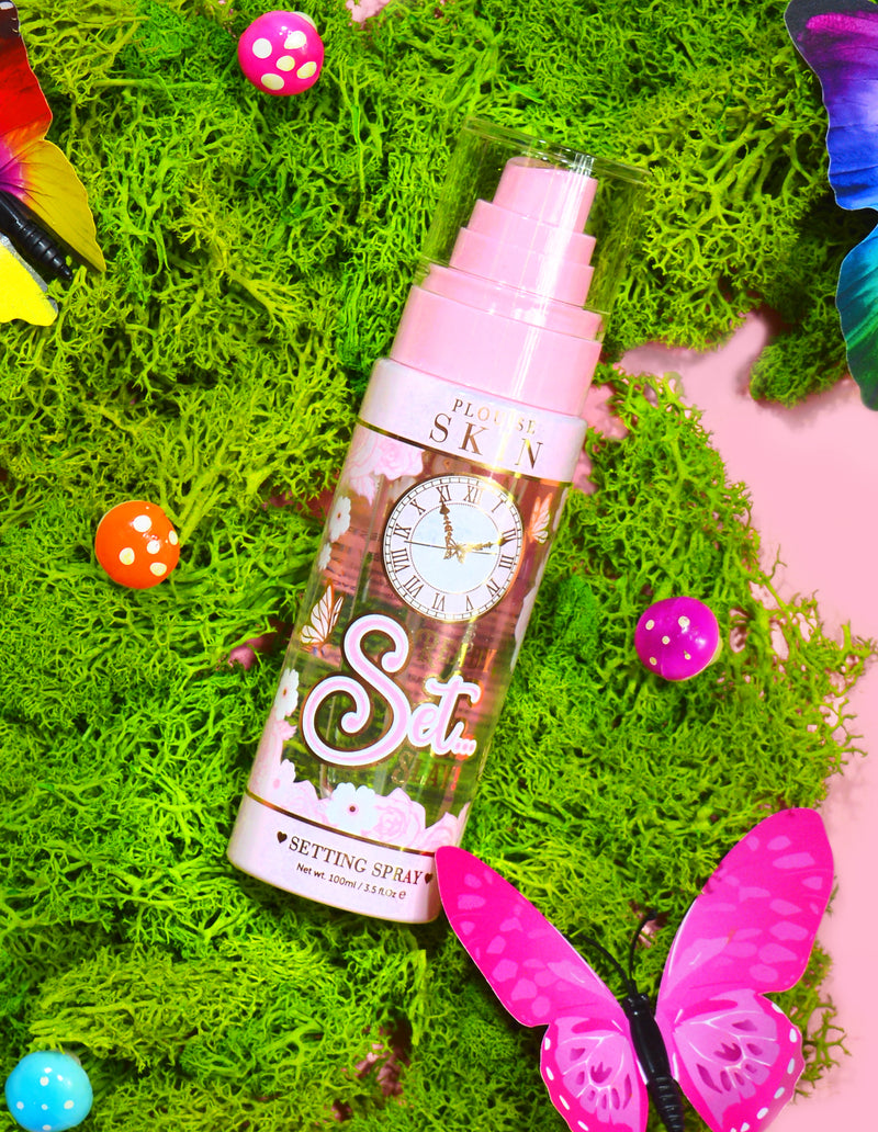 Pullo P. Louise Ready Set Slay Long Lasting Setting Sprayta, jota ympäröivät koriste-elementit, kuten värikäs tekosammal, perhosia ja sieniä.