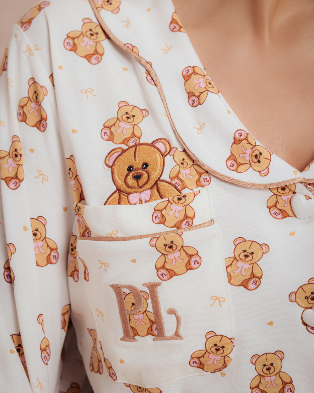 Lähikuva nallekuviosta naisten pyjamasetissä