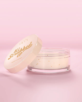 Purkki P.Louise All Scrubbed Up Body Scrub kookoskakussa vaaleanpunaista taustaa vasten