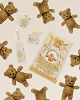 Kuva P.Louise Teddy Coconut Cake Obsessed For Less -ihonhoitosetistä nallekarhujen ympäröimänä vaaleanpunaisella taustalla