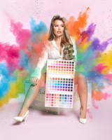Paige pitelee P.Louise Creative Comeback XXXL Rainbow -luomiväripalettia, jonka takana on värimerkkejä