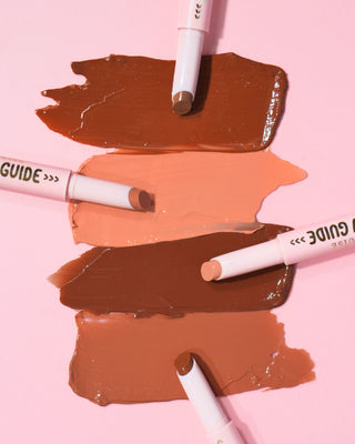 P.Louise Glow Guide Glossy Lipstick Balms -swatchit vaaleanpunaisella taustalla