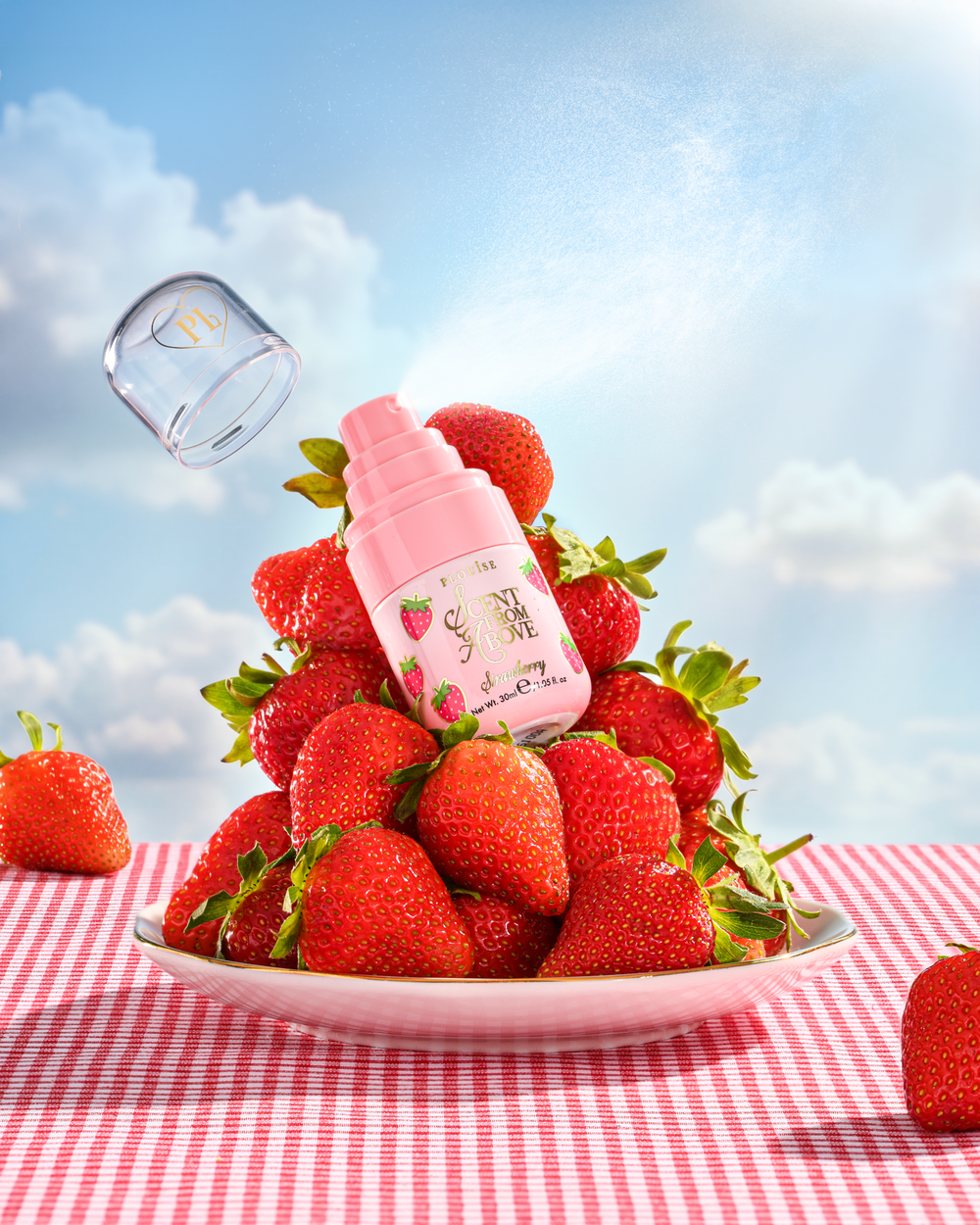 P.Louise Scent From Above Strawberry Hair & Body Mist lautasella mansikoiden kanssa