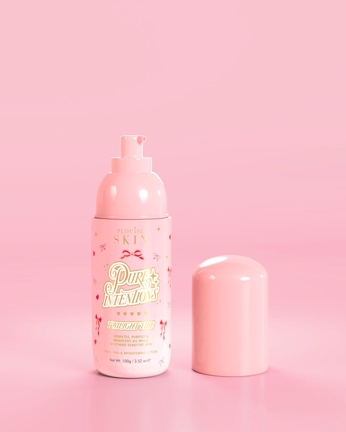Vaaleanpunainen pullo P.Louise Pure Intentions Purify & Brightening Lotion -voidetta punaisella rusetilla vaaleanpunaista taustaa vasten