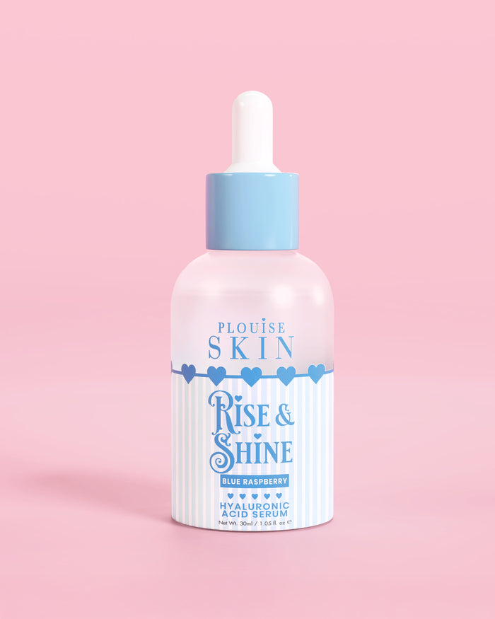 Sinivalkoinen pullo PLouise Rise and Shine Hyaluronic Serumia sinisessä vadelmassa