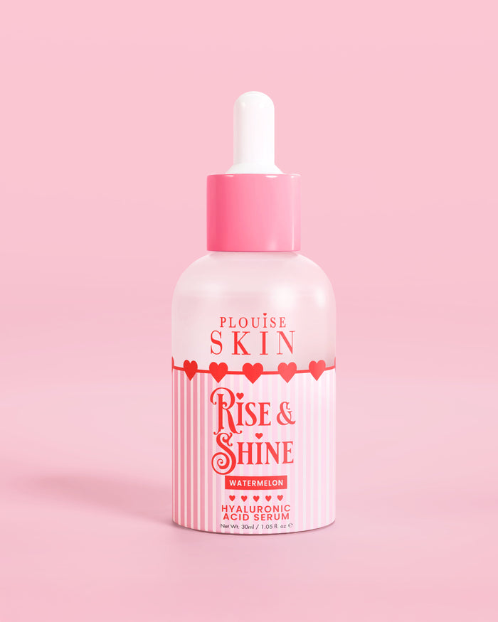 Vaaleanpunainen punainen ja valkoinen pullo P.Louise Rise & Shine Hyaluronic Acid -seerumia vesimelonissa