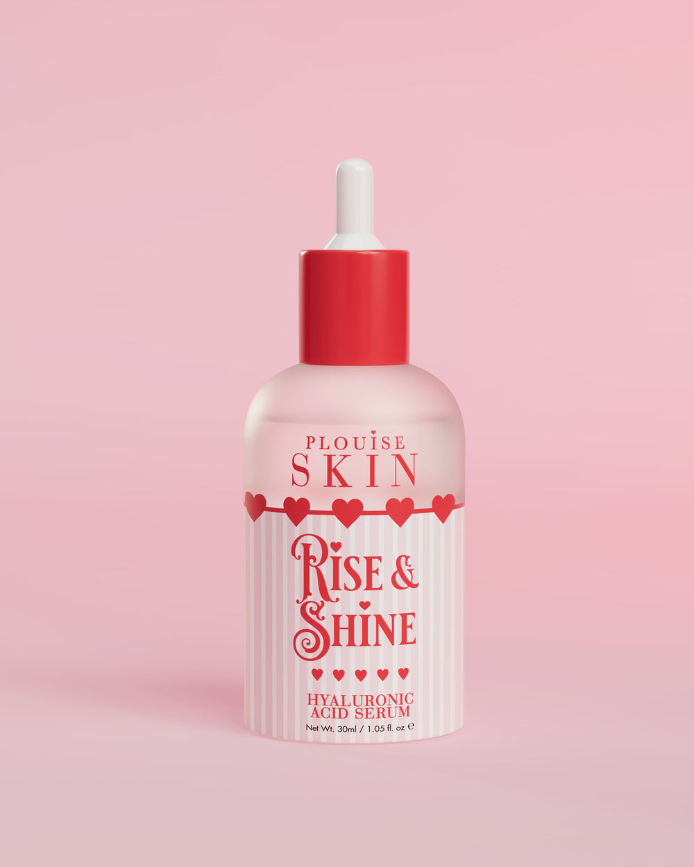 Pullo P.Louise Rise and Shine Hyaluronic Acid Serumia, jossa vaaleanpunainen etiketti ja punainen tippa, vaaleanpunaista taustaa vasten.