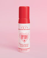 Pumppupullo P.Louise Shake It Off Foaming Face Cleanser -puhdistusainetta vaaleanpunaisella taustalla, jossa on tuotetiedot ja brändäys näkyvät pullossa.