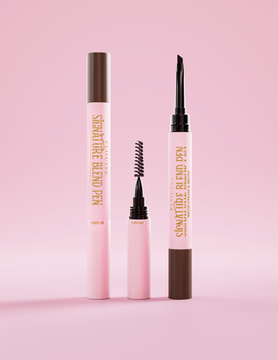 P.Louise Signature Eyebrow Pen, jonka kannet on poistettu molemmista päistä, jotta applikaattori näkyy vaaleanpunaista taustaa vasten