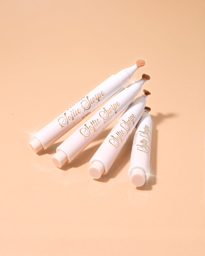 Kuva neljästä kookoskakun tuoksuisesta P.Louise Softie Swipe Tinted Lip Mask -naamiosta toisiaan vasten beigellä taustalla