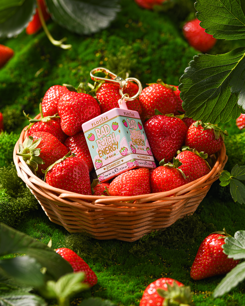 P.Louise Strawberry avaimenperähuulirasva korissa mansikoiden kanssa