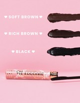 P. Louise Tearproof Mascara on kolme eri sävyä ja teksti, jossa kukin sävy vaaleanpunaisella taustalla