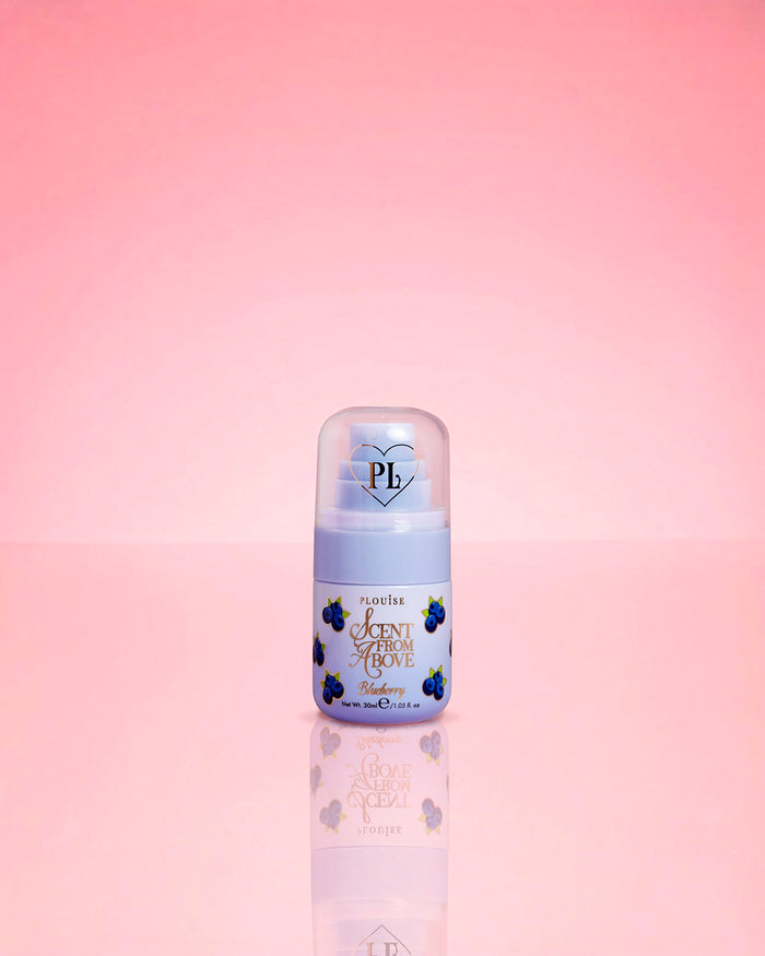 P.Louise Blueberry Mini Scent From Above Body Mist vaaleanpunaisella taustalla