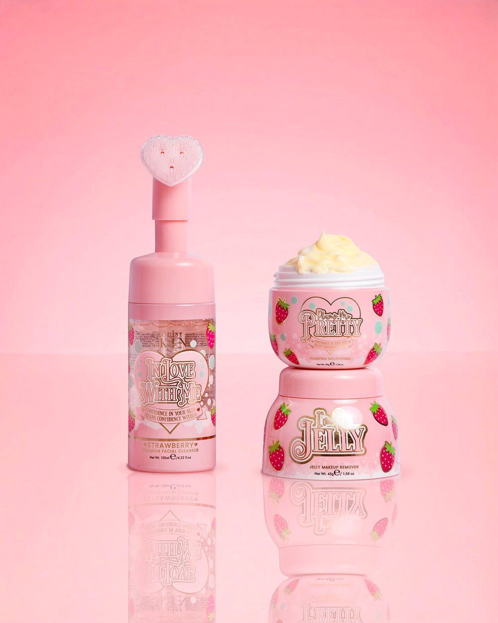 P.Louise Strawberry Obsessed For Less -tuotteet vaaleanpunaisella taustalla