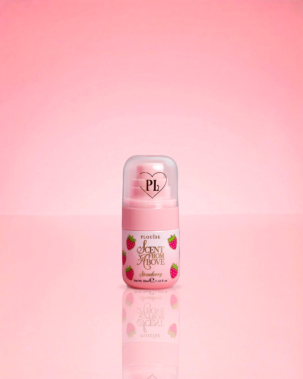 P.Louise Mini Strawberry Hair & Body Mist -tuoksu ylhäältä vaaleanpunaisella taustalla