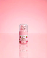 P.Louise Mini Strawberry Hair & Body Mist -tuoksu ylhäältä vaaleanpunaisella taustalla