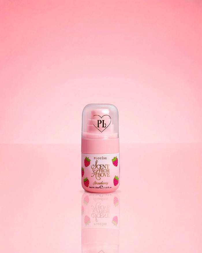 P.Louise Mini Strawberry Hair & Body Mist -tuoksu ylhäältä vaaleanpunaisella taustalla