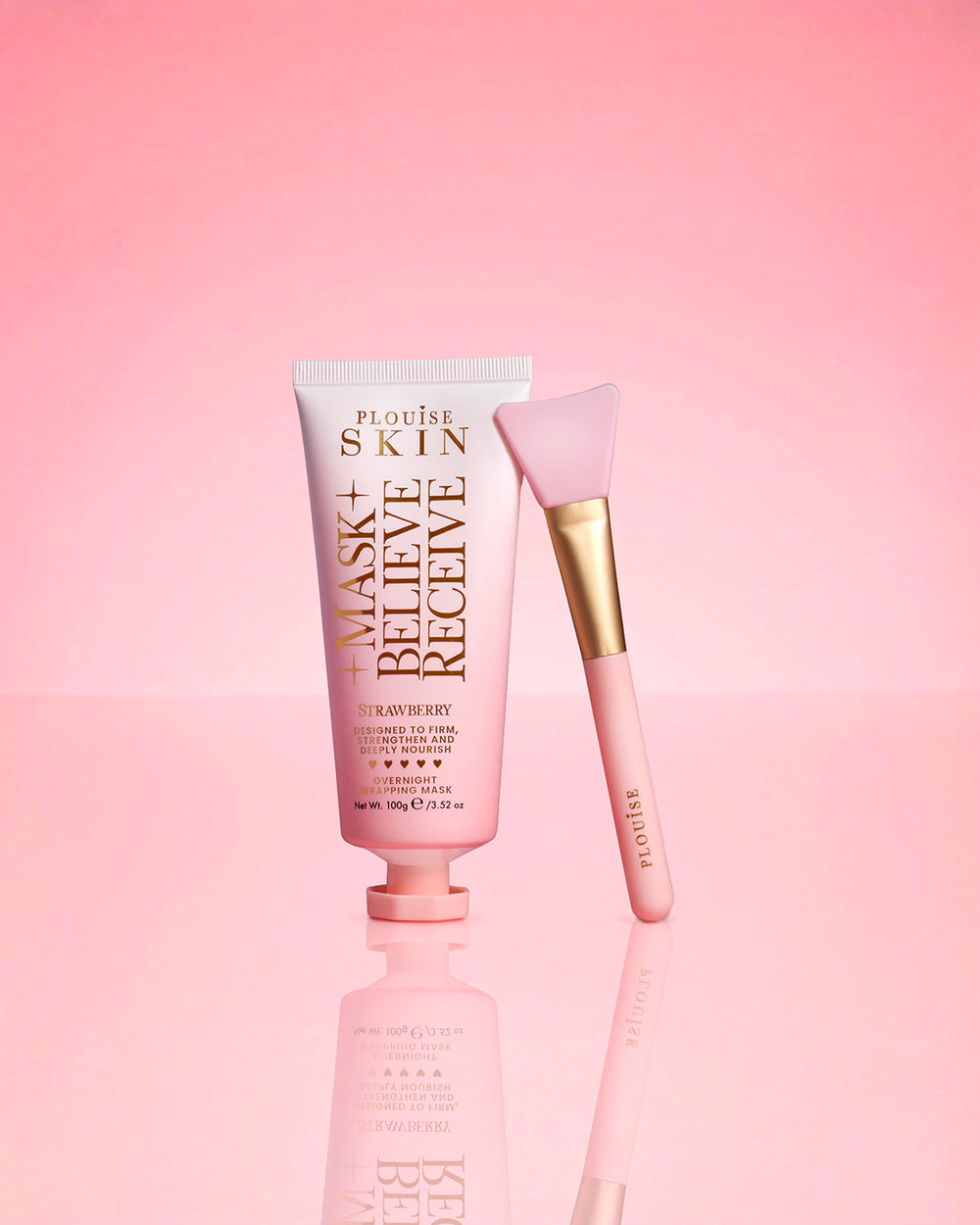P.Louise Strawberry Overnight Wrapping Mask Mask Believe Receive vaaleanpunaisella taustalla