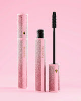 P.Louise Cry Baby Mascara kimaltelevalla kuorella vaaleanpunaisella taustalla