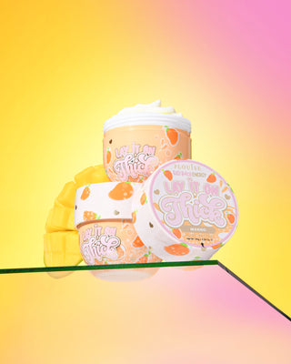 Kolme astiaa P. Louise "Lift It On Thick" mangovartalovoita kaltevalla keltaisella ja vaaleanpunaisella taustalla