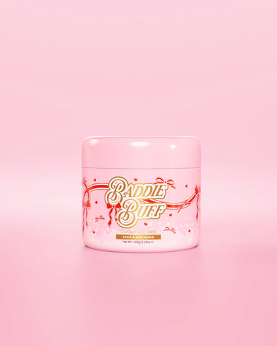 Vaaleanpunainen P.Louise amme tai Baddie Buff Scalp and Body Sugar Scrub Coconut Coastissa