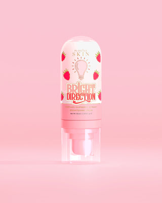 Pink P.Louise Bright Direction Raspberry Brightening Serum ihonhoitotuote vadelmakuvioinnilla vaaleanpunaisella taustalla