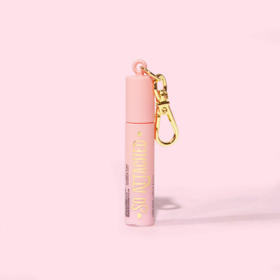 Kuva P.Louise Mini Keychain Tearproof Mascarasta vaaleanpunaisessa putkessa, jossa kultainen kirjoitus ja kultainen avaimenperä