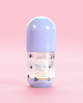 Pullo P. Louise Clear The Air Blueberry Gel Cleanser -puhdistusainetta vaaleanpunaisella taustalla