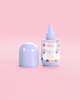 Pullo P. Louise Clear The Air Blueberry Gel Cleanser -puhdistusainetta korkki pois päältä vaaleanpunaisella taustalla