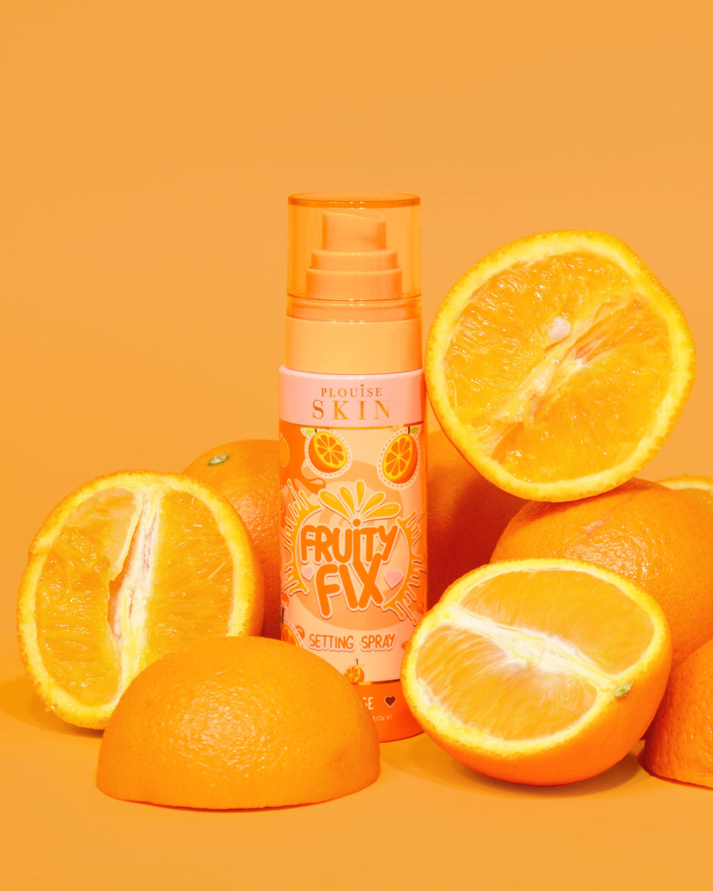 Oranssi pullo P. Louise Fruity Fix Vitamin C Setting Sprayta, jossa on oranssi tausta, jota ympäröivät tuoreet appelsiiniviipaleet.