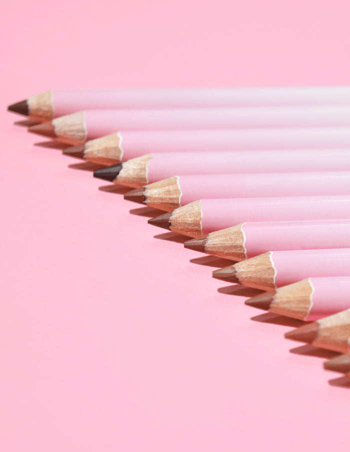 Kuva P.Louise Ultimate Definition Sharpenable -huultenrajauksista kaltevassa rivissä, jossa näkyy linerin kärjet