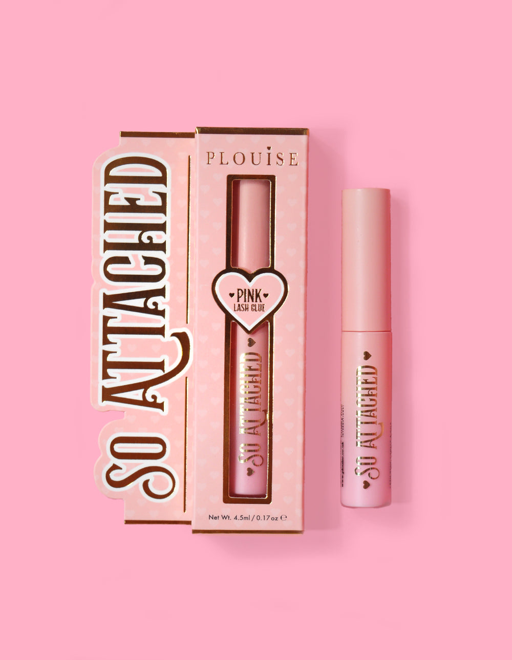 P.Louise So Attached Lash Glue -tuotepakkaus ja itse liimaputki vaaleanpunaista taustaa vasten.