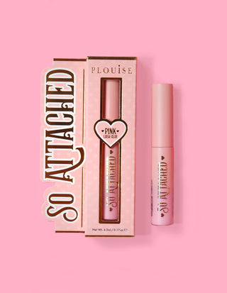 P.Louise So Attached Lash Glue -tuotepakkaus ja itse liimaputki vaaleanpunaista taustaa vasten.