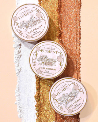 Kolme säiliötä P.Louise Stardust Secrets Loose Glitter Eyeshadow Pigments -luomiväripigmenttejä vastaan jokaisesta tynnyristä otettuja glitterrivejä