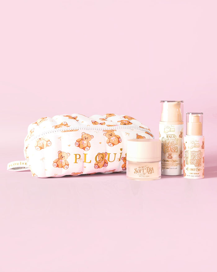 Kuva P.Louise Softest Touch Skincare -aloituspakkauksesta, jossa on isokokoinen nallekarhu ihonhoito- ja meikkipussi sekä 3 ihonhoitotuotetta vaaleanpunaisella taustalla