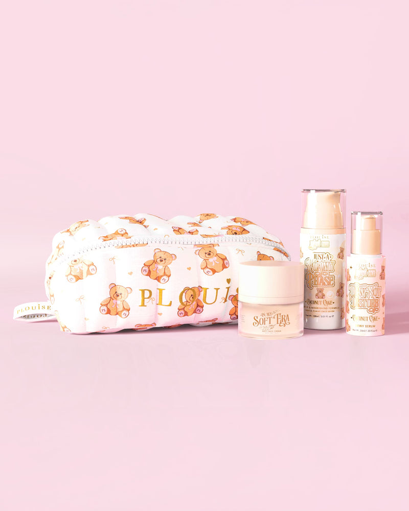 Kuva P.Louise Softest Touch Skincare -aloituspakkauksesta, jossa on isokokoinen nallekarhu ihonhoito- ja meikkipussi sekä 3 ihonhoitotuotetta vaaleanpunaisella taustalla