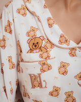 Lähikuva nallekuviosta naisten pyjamasetissä