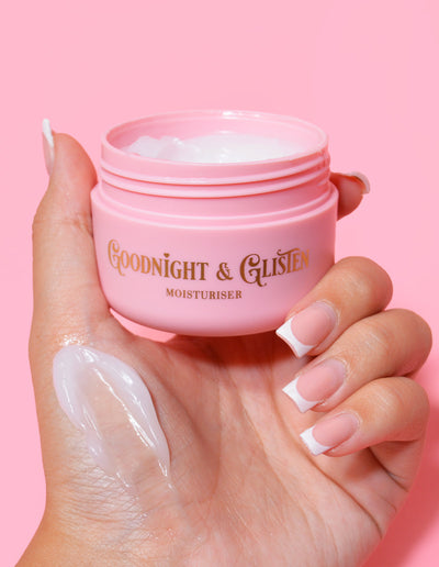 Kädessä vaaleanpunainen purkki P.Louise Goodnight & Glisten Gel Moisturizer -geeliä, jonka päällä on kosteusvoidetta.